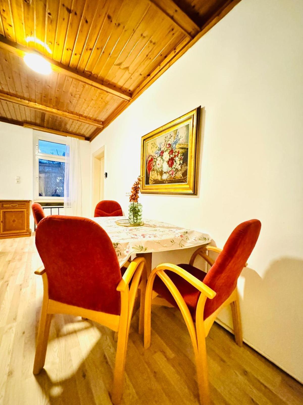 Apartment Amazing 4br Shared 10 Minute Walk To Fac Platz *