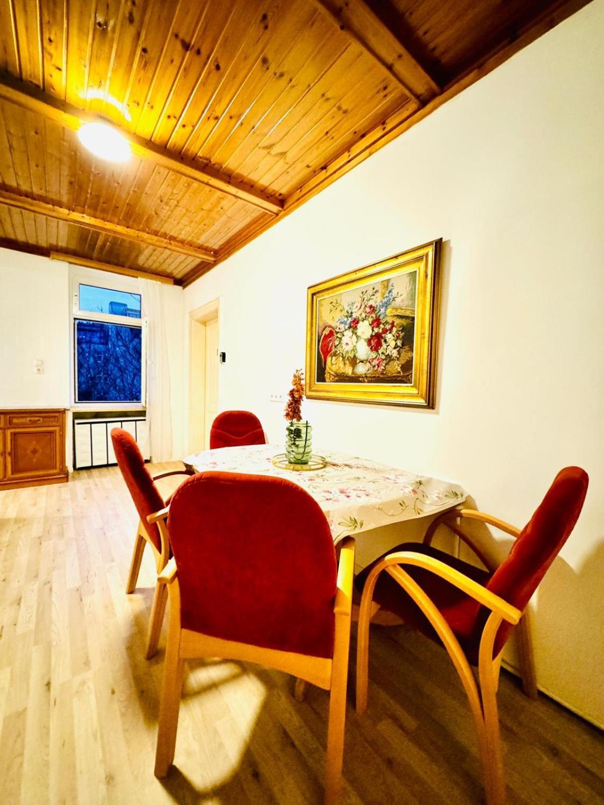 Apartment Amazing 4br Shared 10 Minute Walk To Fac Platz *