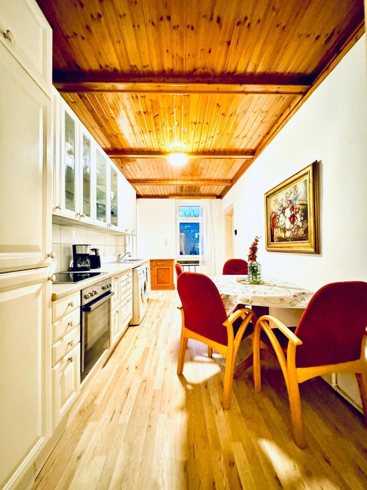 Apartment Amazing 4br Shared 10 Minute Walk To Fac Platz Wien