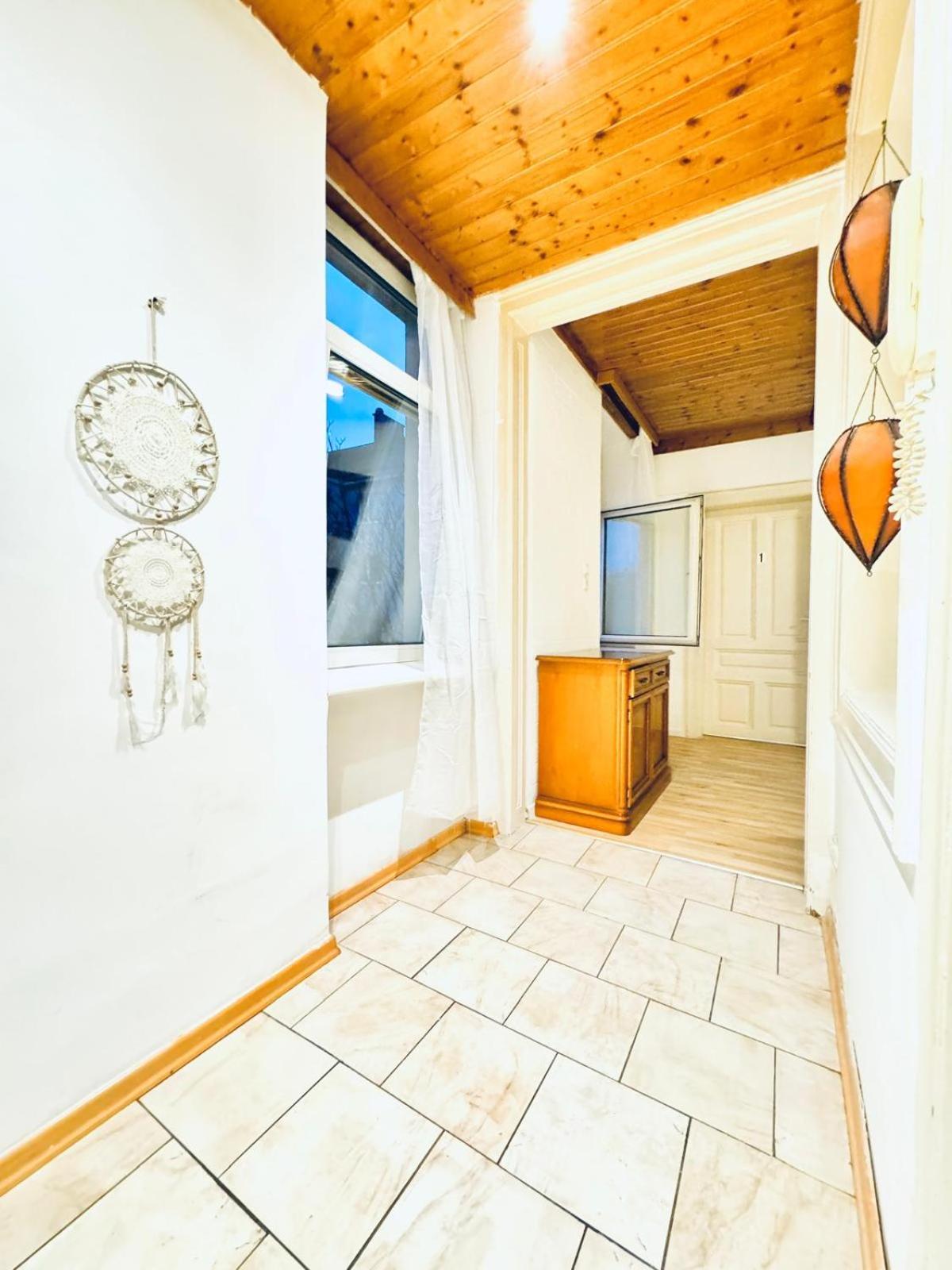 Amazing 4br Shared 10 Minute Walk To Fac Platz Apartment