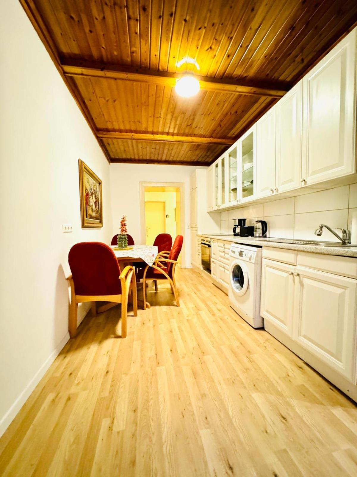 Amazing 4br Shared 10 Minute Walk To Fac Platz Apartment *
