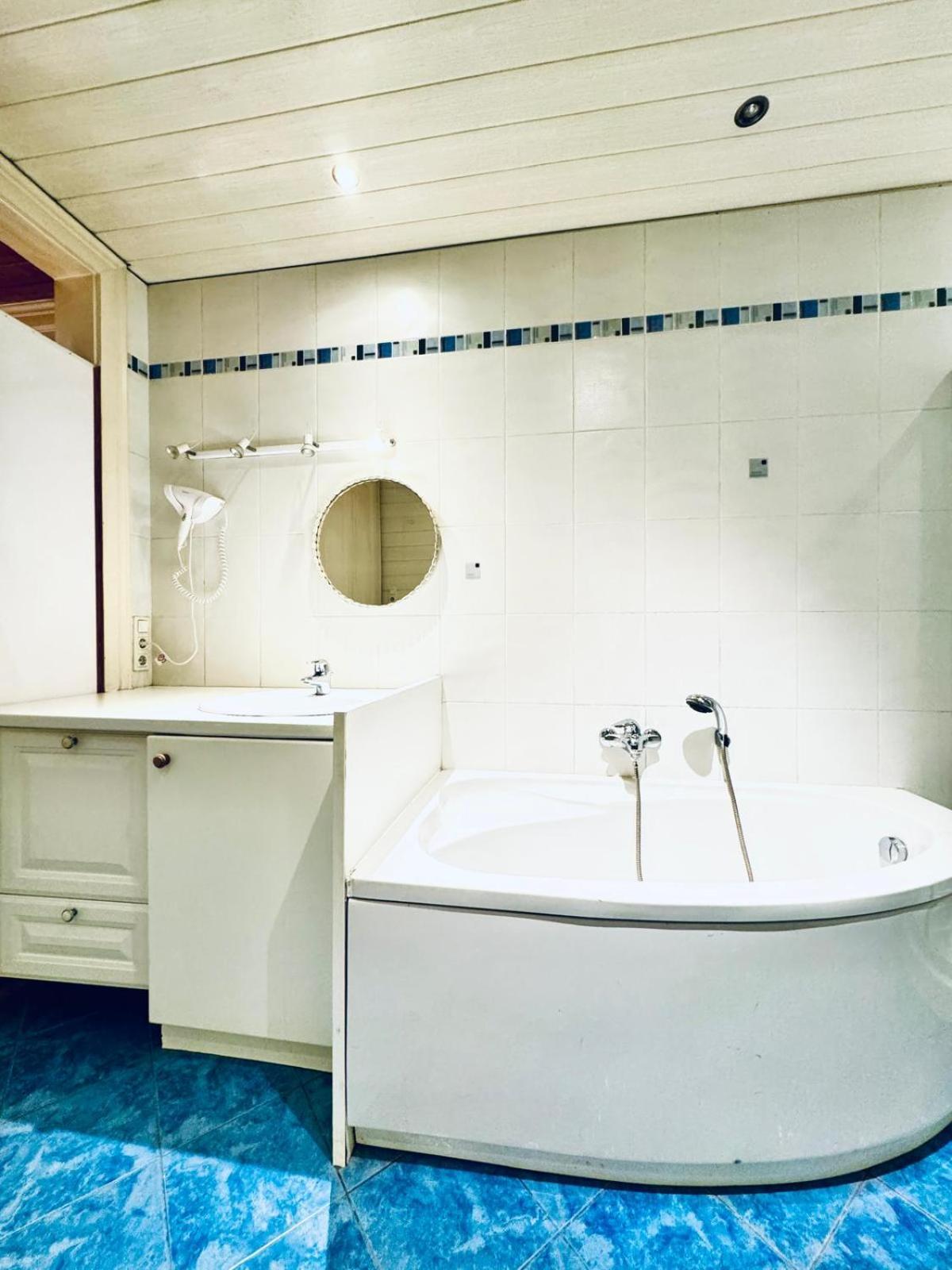 Apartment Amazing 4br Shared 10 Minute Walk To Fac Platz *