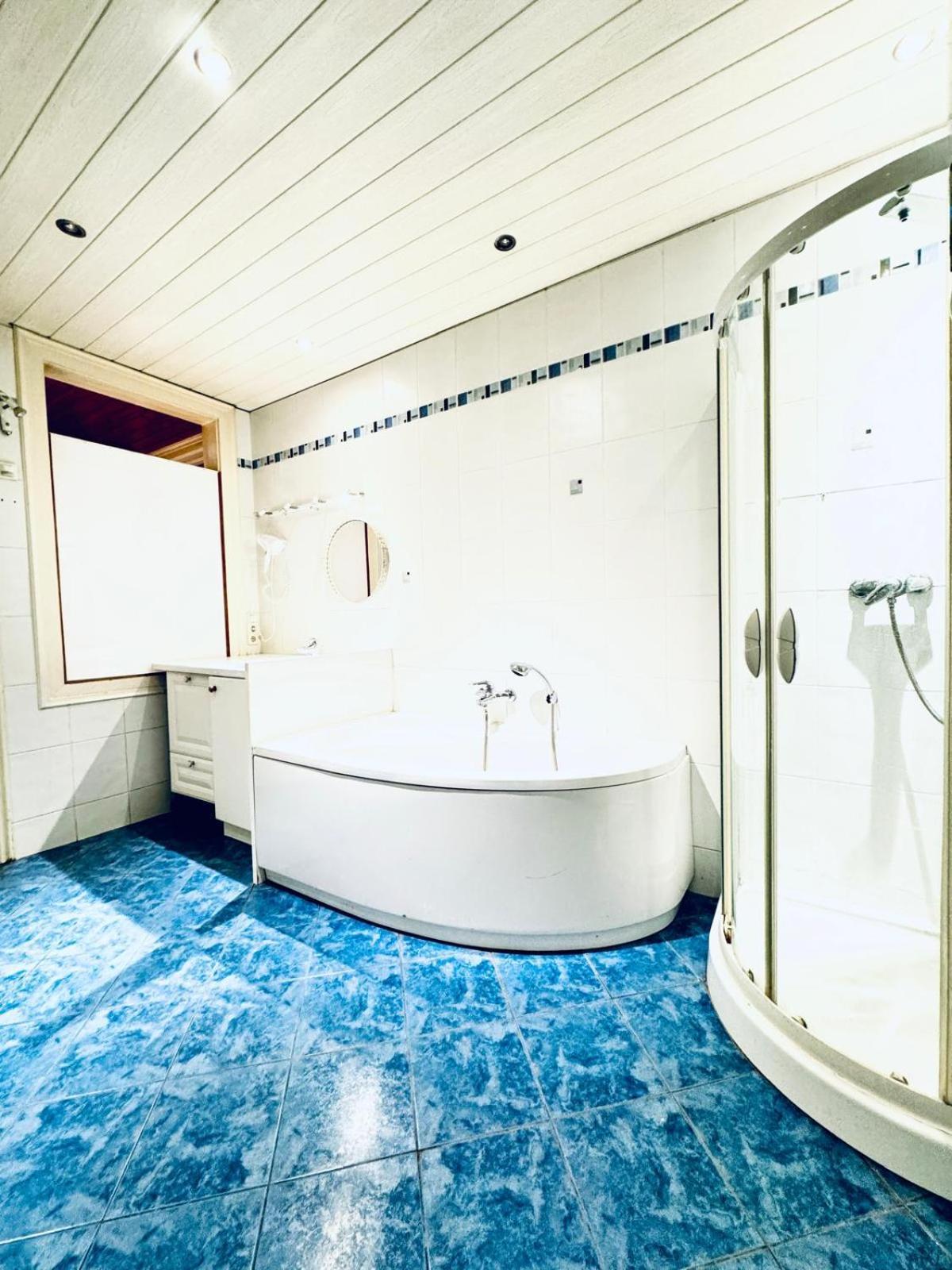 Apartment Amazing 4br Shared 10 Minute Walk To Fac Platz