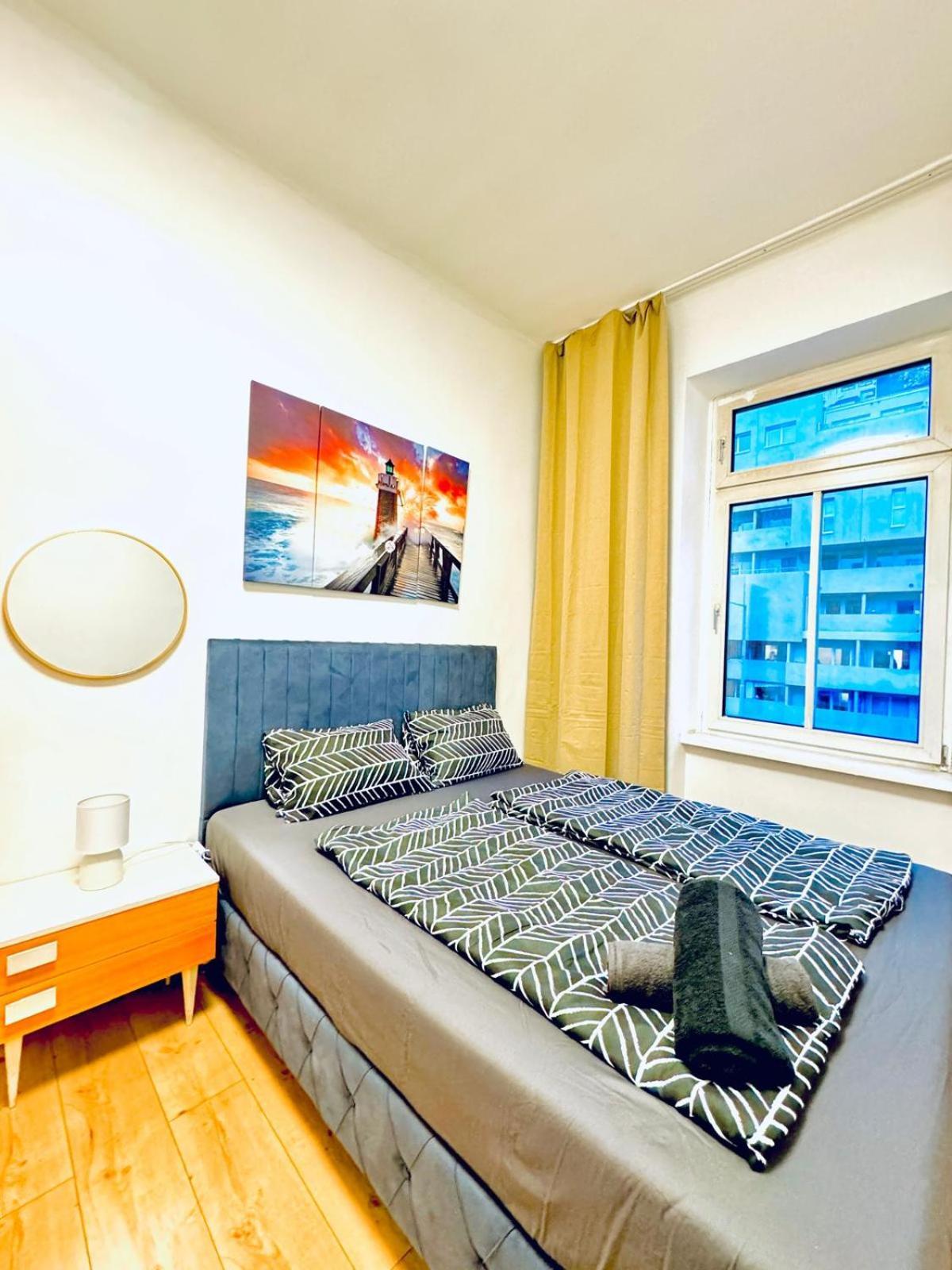 Apartment Amazing 4br Shared 10 Minute Walk To Fac Platz *