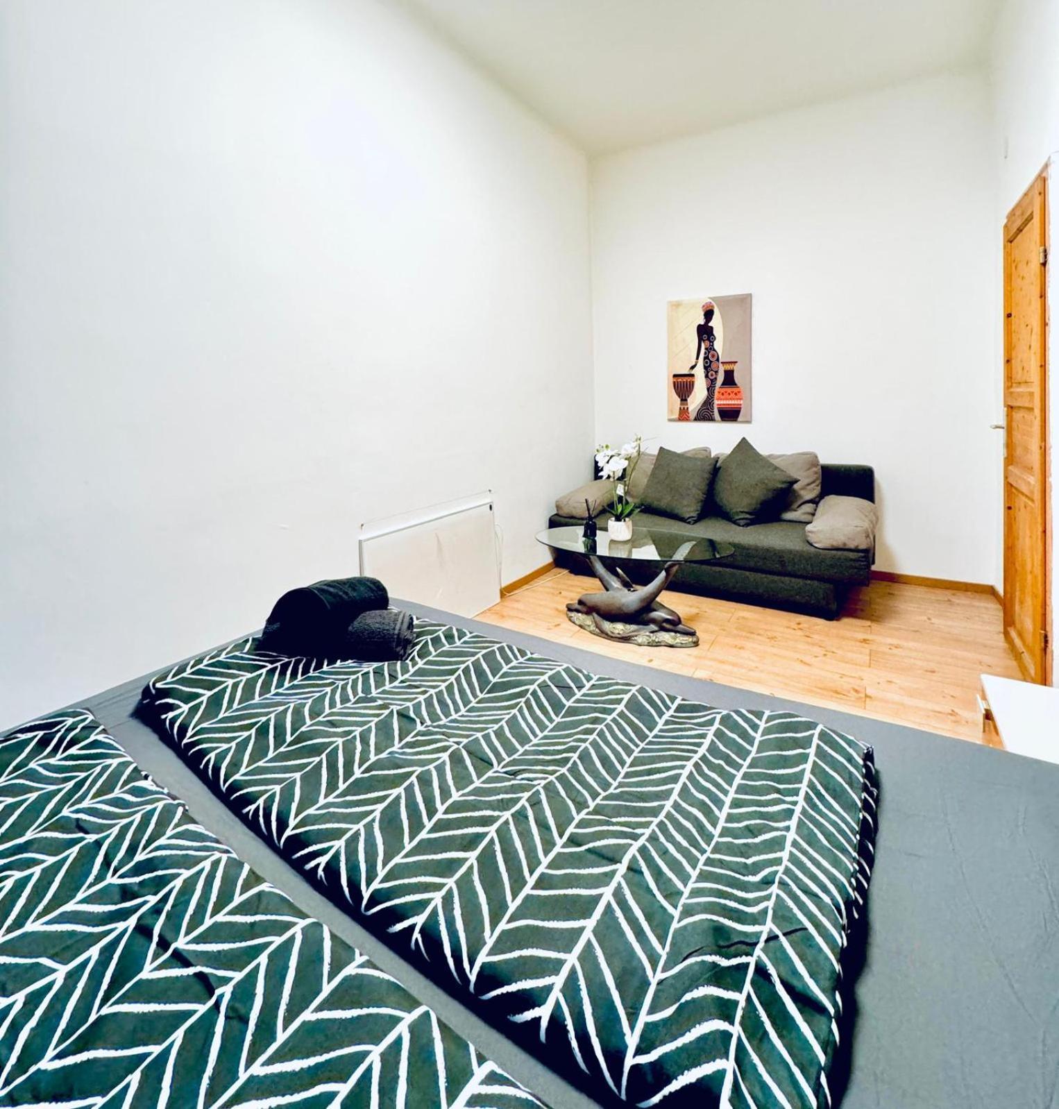 Amazing 4br Shared 10 Minute Walk To Fac Platz Apartment *