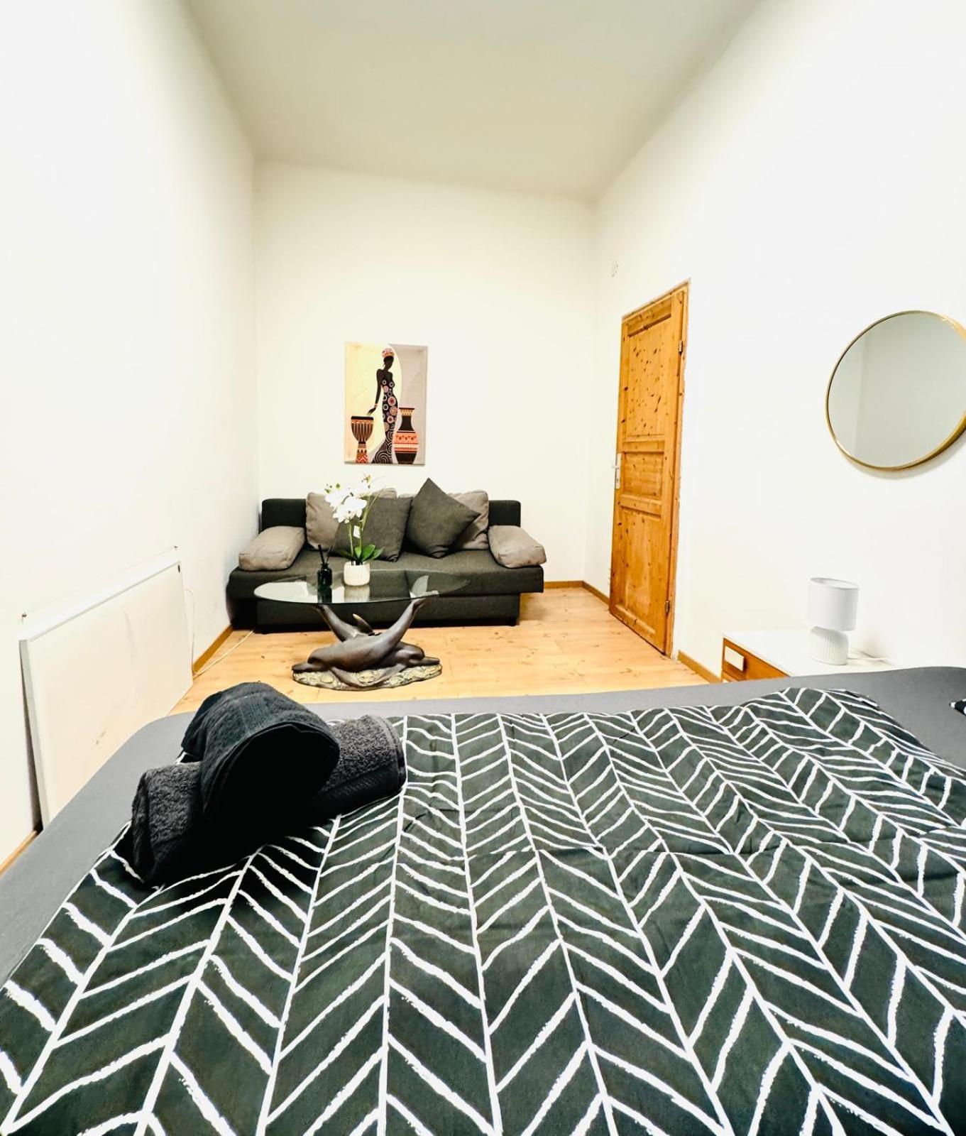Amazing 4br Shared 10 Minute Walk To Fac Platz Apartment *