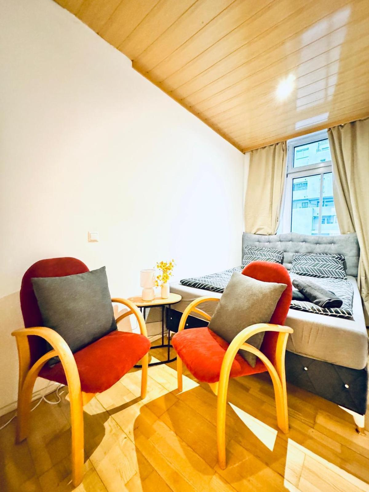 Amazing 4br Shared 10 Minute Walk To Fac Platz Apartment *