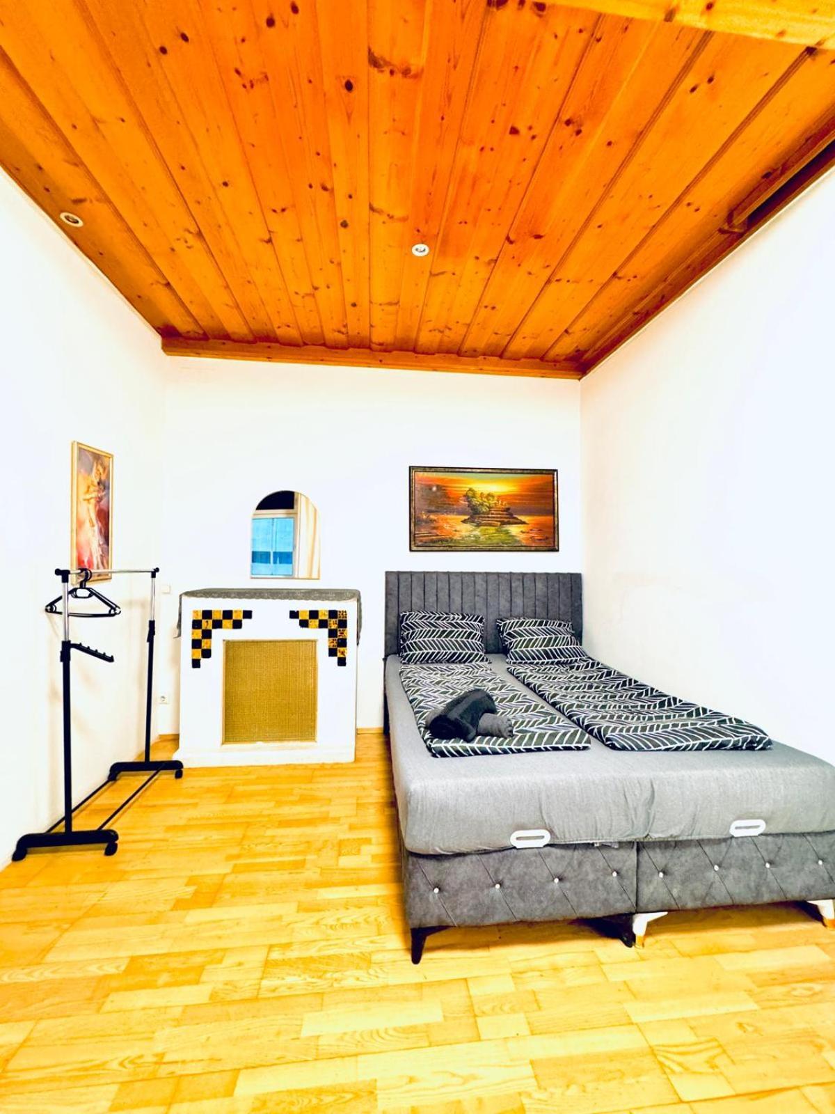 Apartment Amazing 4br Shared 10 Minute Walk To Fac Platz *