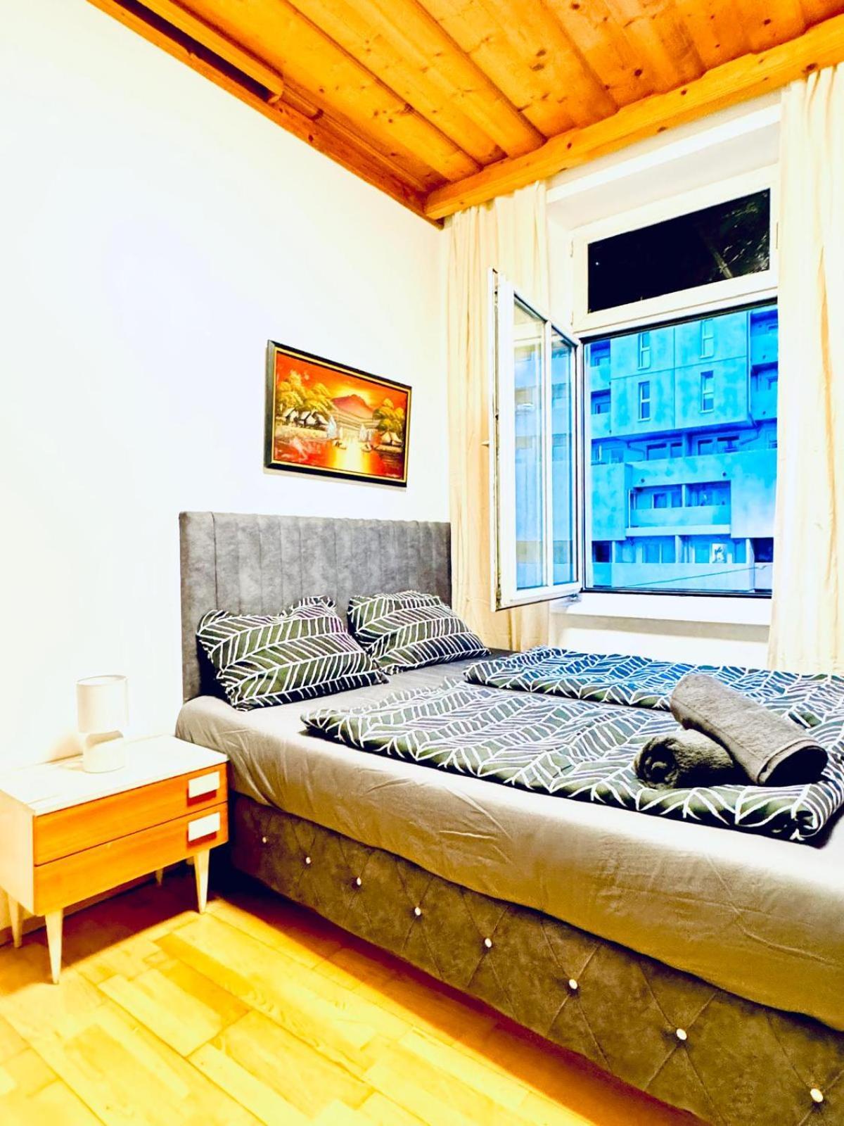 Amazing 4br Shared 10 Minute Walk To Fac Platz Apartment