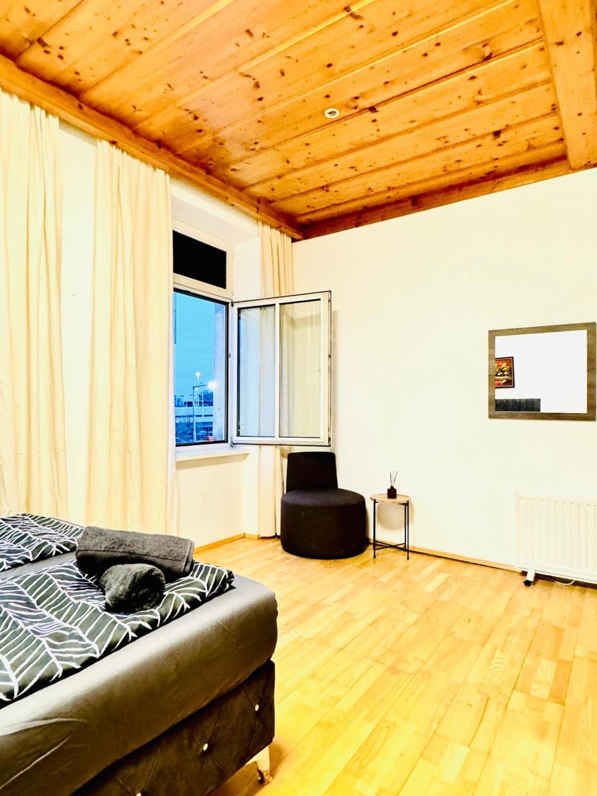 Amazing 4br Shared 10 Minute Walk To Fac Platz Apartment *
