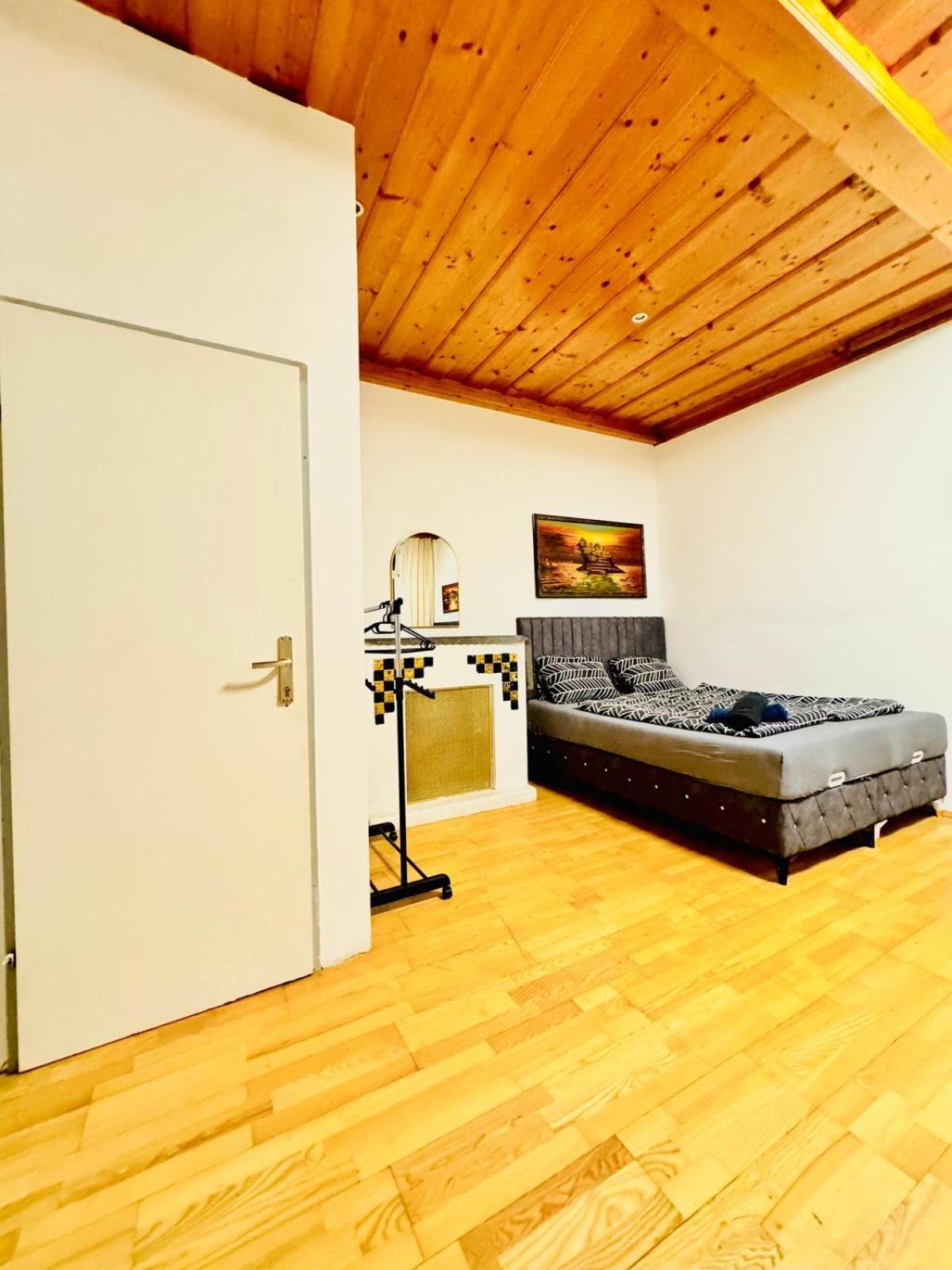 Apartment Amazing 4br Shared 10 Minute Walk To Fac Platz *