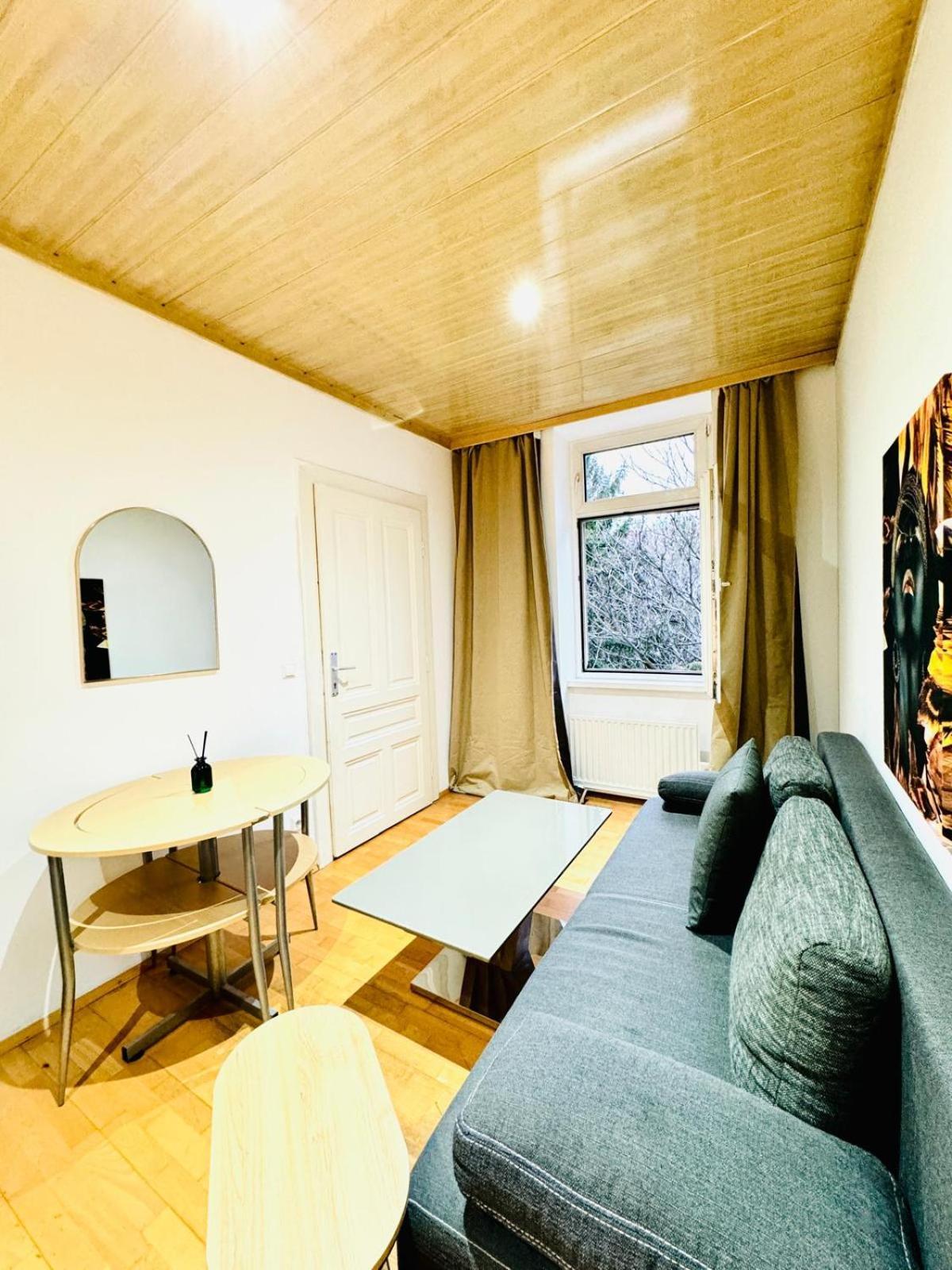 Amazing 4br Shared 10 Minute Walk To Fac Platz Apartment *